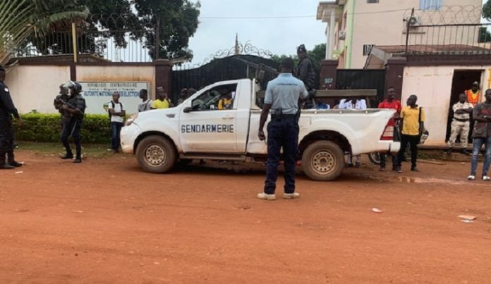 grève des agenrts recenseurs devant le siège de l'autorité nationale des élections (ANE) à Bangui, le vendredi 10 septembre 2020 greve-des-agenrts-recenseurs-devant-le-siege-de-lautorite-nationale-des-elections-ANE-a-Bangui-le-vendredi-10-septembre-2020 RCA : nouvelles manifestations des agents tablettes devant le siège de l’autorité nationale des élections (ÂNE)