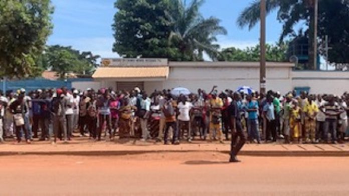 les réfugiés en grève devant le HCR sur l'avenue Boganda le 8 septembre 2020 pour denoncer leur condition de vie après leur retour de brazzaville et de la rdc ù les-refugies-en-greve-devant-le-HCR-sur-lavenue-Boganda-le-8-septembre-2020-pour-denoncer-leur-condition-de-vie-apres-leur-retour-de-brazzaville-et-de-la-rdc-u RCA : les réfugiés centrafricains rapatriés dénoncent le non-respect des clauses de leur prise en charge