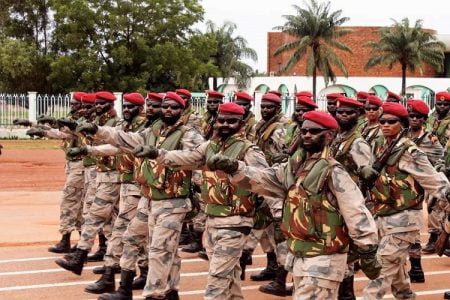 parade des soldats FACA sur l'avenue des martyrs à Bangui le 13 août 2020.