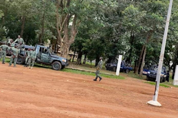 des soldats faca lors du congrès du parti MCU à Bangui, le 26 septembre 2020. Par Gisèle MOLOMA une-vue-dune-partie-des-faca-deployes-lors-du-congres-du-MCU-le-26-septembre-2020 RCA : Bangui, sept personnes grièvement blessées dans une patrouille mixtent des FDSI à Boyrabe