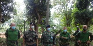 5 officiers de l'eutm-rca au camp kassaï le 28 octobre 2020 lors d'une séance d'entrainement des soldats faca à bangui