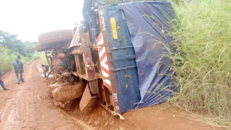 un véhicule du PAM accidenté au village Gbadéngué à 30 kilomètres de bossangoa le 10 octobre 2020 par cnc un-vehicule-du-PAM-accidente-au-village-Gbadengue-a-30-kilometres-de-bossangoa-le-10-octobre-2020-par-cnc RCA : un camion du programme alimentaire mondial (PAM) pillé à Gbadéngué