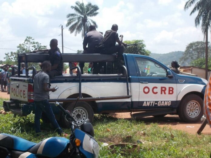 Un véhicule de patrouille de l'OCRB devant l'école nationale de la police à Bangui. Photo CNC / Anselme Mbata vehicule-de-patrouille-de-lOCRB-antigang-devant-lecole-nationale-de-police-avec-des-policiers-debout-a-cote-le-5-aout-2019-par-micka-du-cnc RCA : une intervention de la police fait un mort à Bimbo