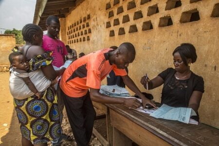 Un fonctionnaire traite les cartes d'identité des électeurs, avant les élections générales en République centrafricaine le 27 décembre 2020