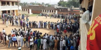 les électeurs à l'École Gbaya Dombia dans le 3e arrondissement de Bangui par fridolin ngoulou