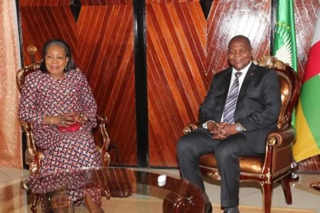 l'ex-chef d'État de transition catherine samba-panza et le chef de l'État faustin archange touadera au palais de la renaissance le 17 janvier 2020