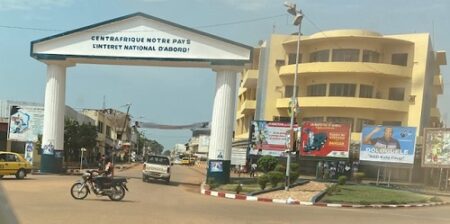 Centre-ville de Bangui avec un arc de zo-koué-zo