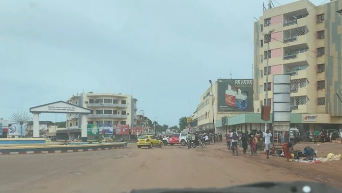 Centre-ville de Bangui, capitale de la République centrafricaine, le 13 décembre 2020. Photo CNC / Gisèle MOLOMA rondpoint-de-centre-ville-de-bangui-excellent-par-cnc-le-2-juin-2020-anselme-mbata Arnaque sur les réseaux sociaux, plusieurs milliers des jeunes centrafricains escroqués, des centaines de millions emportés