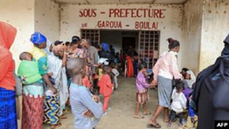 Des réfugiés de la République centrafricaine font la queue devant les bureaux administratifs de Garoua-Boulai, au Cameroun, le 8 janvier 2021, où le Haut-Commissariat des Nations Unies pour les réfugiés (HCR) les traitera après avoir fui la RCA