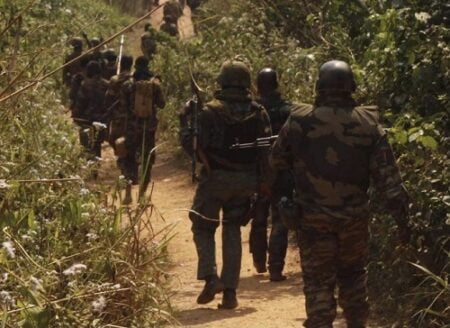 des soldats FACA en patrouille à pieds au quartier derrière l'aéroport de Bangui