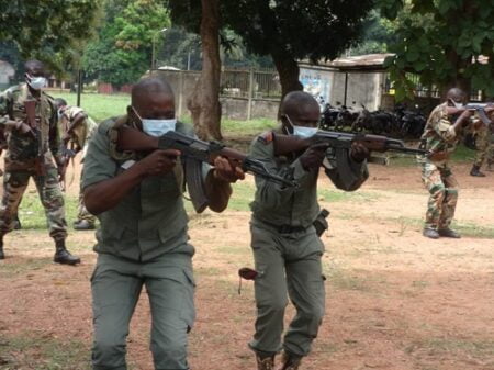 deux soldats FACA en exercice de tirs lors d'un entrainement de l'EUTM-RCA au camp kassai