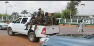 les faca dans un pick-up devant le siège de la télévision lors de la débandade générale à bangui