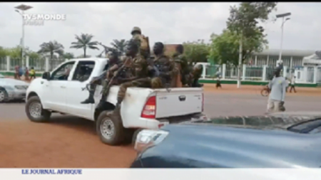 les faca dans un pick-up devant le siège de la télévision lors de la débandade générale à bangui