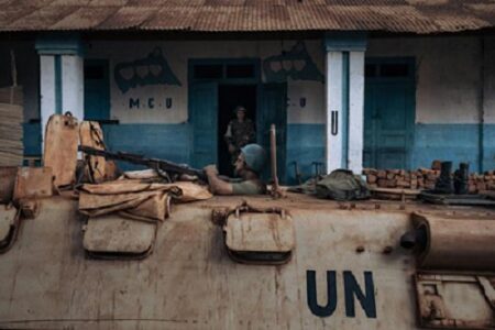 Un Casque bleu marocain de la force de l'ONU en Centrafrique à Bangassou le 3 février 20