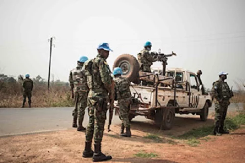 Des Casques bleus rwandais à un point de contrôle sur la route entre Bangui et Damara, où des combats ont eu lieu fin janvier casques-bleus-rwandais-sur-la-route-de-damara DE L’INUTILITE DES CASQUES BLEUS DE LA MINUSCA EN CENTRAFRIQUE