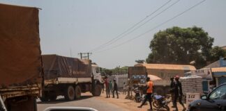 arrivé à Bangui le lundi 8 février 2021 du premier convoi humanitaire en provenance du Cameroun depuis les violences ayant occasionné la suspension des activités des transporteurs routiers sur l'axe Bangui Béloko, localité à environ 583 km au nord ouest de la capitale. Photo Minusca