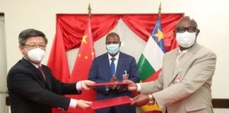 photo de la signature de l'accord commercial entre la chine et la rca avec l'ambassadeur de la chine et touadera et ministre de l'économie moloua par renaissance