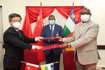 photo de la signature de l'accord commercial entre la chine et la rca avec l'ambassadeur de la chine et touadera et ministre de l'économie moloua par renaissance