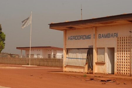 Une base de la MINUSCA, à gauche, située derrière l'aérodrome de Bambari, en République centrafricaine.