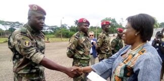 La ministre de la défense salue les soldats FACA formés par les russes à Bérongo. Photo CNC