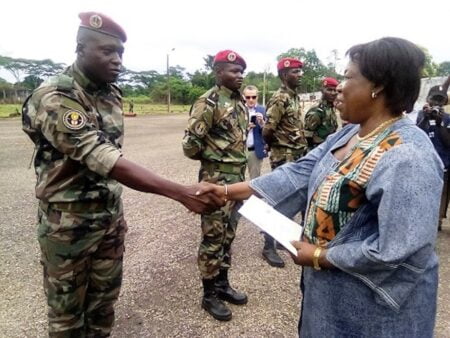 La ministre de la défense salue les soldats FACA formés par les russes à Bérongo. Photo CNC