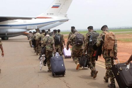 Les militaires centrafricains stagiaires de Russie qui montent avec les valises en mains dans l'avion