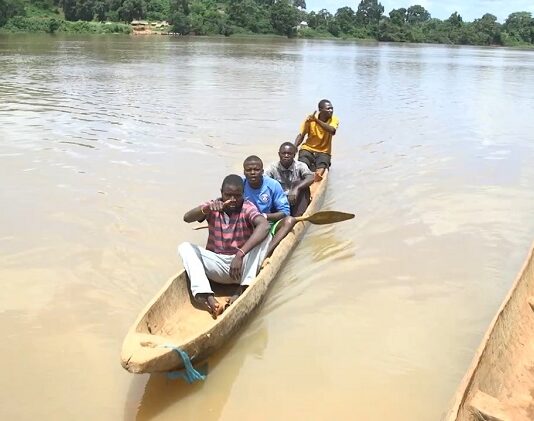 Des civils travers le fleuve Oubangui vers la RDC