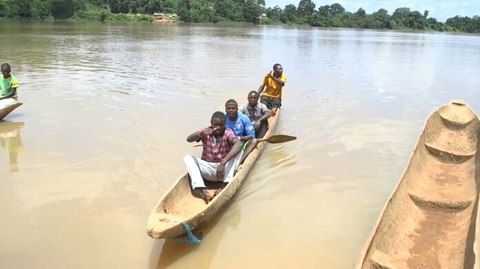 Des civils travers le fleuve Oubangui vers la RDC des-civils-traversent-le-fleuve-de-Banguassou-vers-la-RDC-dans-une-pirogue-par-cnc RCA : le maire de Mobaye rassure la population locale après l’incident survenu samedi dernier entre  les pêcheurs du village Boronga et ceux de la RDC