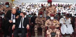 Emmanuel Macron prend place à côté de Mahamat Idriss Deby, désormais Président du comité militaire de transition (CMT) qui dirige le pays, au funerail de son père Idriss Déby Itno, le 23 avril 2021.