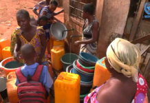 problème d'eau à Bangui et les gens se rassemble autour de robinet