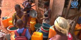 problème d'eau à Bangui et les gens se rassemble autour de robinet