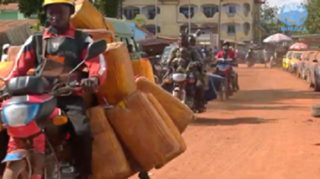 Centre-ville de Bangui, la capitale de la République centrafricaine avec une moto qui passe et des piétons
