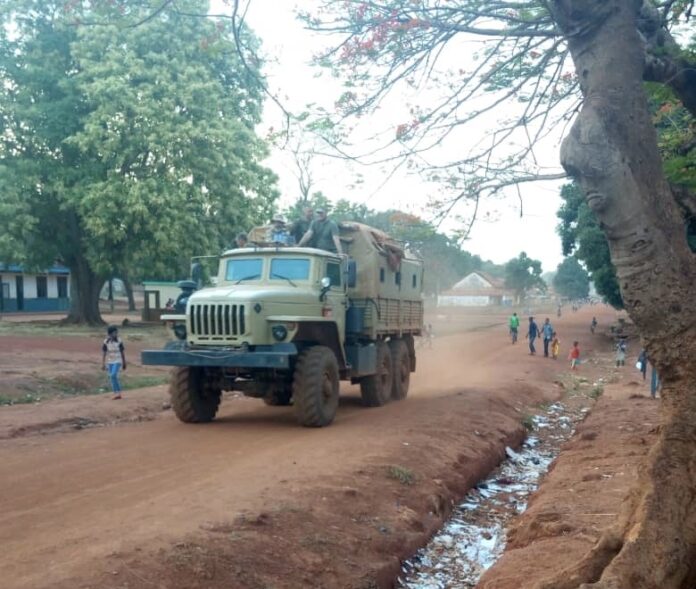 vehicule-des-mercenaires-russes-a-bria-corbeaunews-centrafrique vehicule-des-mercenaires-russes-a-bria-corbeaunews-centrafrique RCA : Bria, spectaculaire plaquage au sol de la population au marché central, les mercenaires russes et libyens ont interpellé 7 personnes