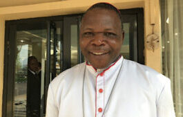 Le jusqu’au-boutisme du Cardinal Dieudonné Nzapalainga irrite le Vatican. Rédigé le [date_cnc] . Par : la rédaction de Corbeau News Centrafrique, CNC Le cardinal archevêque de Bangui Dieudonné Nzapalainga n'est plus que l'ombre de lui-même depuis la visite d'un autre cardinal Robert Sarah en février dernier. En cause, l'écho du grand malaise qui déchire l'Eglise catholique de Centrafrique est parvenu aux oreilles du Pape Léon XIV qui, en très fin connaisseur de l'Afrique, a décidé d'y passer un coup de balai et peut-être un coup de fouet. Telle a été la mission qu'il a confiée au Cardinal Robert Sarah qui a fini par recevoir tous les protagonistes de la crise y compris des témoins comme des victimes. Mais contre toute attente, les nouvelles qui ont fuité du Saint Siège soutiennent que le Cardinal archevêque de Bangui s'est rebellé contre le Pape et son entourage. Selon ces indiscrétions, le Vatican par sa représentation diplomatique à Bangui, aurait demandé à Dieudonné Nzapalainga de démissionner le dimanche des Rameaux. Cette démission devrait arriver dans un bref délai sous peine de se faire déchoir par la force et se voir coller un procès. Ayant été informé, il a promis de remettre sa démission le jour du Jeudi Saint. Mais ce jour, le Cardinal archevêque de Bangui est arrivé à la Nonciature apostolique avec une enveloppe sous pli fermé dont le destinataire était uniquement le pape. Les agents de la Nonciature étaient médusés devant une telle attitude qu'ils ont prises pour un affront. Le comble, Dieudonné Nzapalainga a refusé de manger avec eux alors que c'était le jour du Jeudi Saint. Depuis ce jour, le Saint Siège a pris acte de la rébellion du Cardinal archevêque de Bangui et cherche à savoir qui lui conseille de livrer la Nonciature et le Saint Siège sur la place publique. Après la visite du Pape Léon XIV sur le continent africain, l'ouragan risque de souffler sur l'Eglise catholique de Centrafrique. Bellarmin DEBA. Rejoignez notre communauté Chaine officielle du CNC Invitation à suivre la chaine du CNC CNC Groupe 3 CNC groupe 4 CNC groupe le Soleil Note : les deux premiers groupes sont réservés uniquement aux publications officielles du CNC