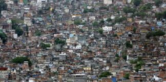 Une favela le long d'une colline à Rio de Janeiro, au Brésil.  