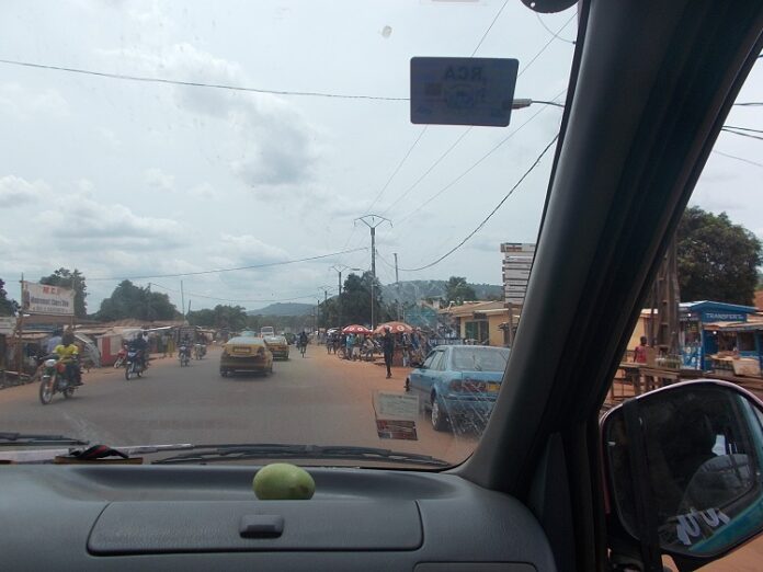 Avenue de l'indépendance niveau quartier Fouh, dans le quatrième arrondissement de Bangui. Photo CNC / Fortuné Boberang avenue-de-lindependance-au-niveau-du-quartier-Fouh-le-14-mai-2020-par-treg RCA : grave accident de circulation sur l'avenue de l'indépendance à Bangui