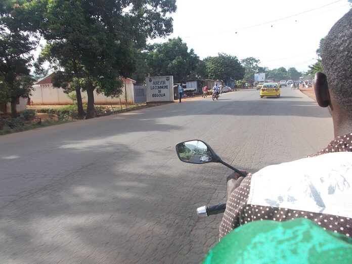 Panneau de biendenue à Bégoua. Photo CNC bienvenue-a-Begoua-pancarte-le-14-mai-2020-par-tregu- Pluie diluvienne : les habitants du village Soh lancent un SOS au gouvernement