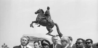 Thierry Simbi, Photo: Visite de Jean-Bedel Bokassa en Juillet 1970 à Léningrad (Saint Petersbourg) devant la statue du cavalier de bronze représentant Pierre le Grand