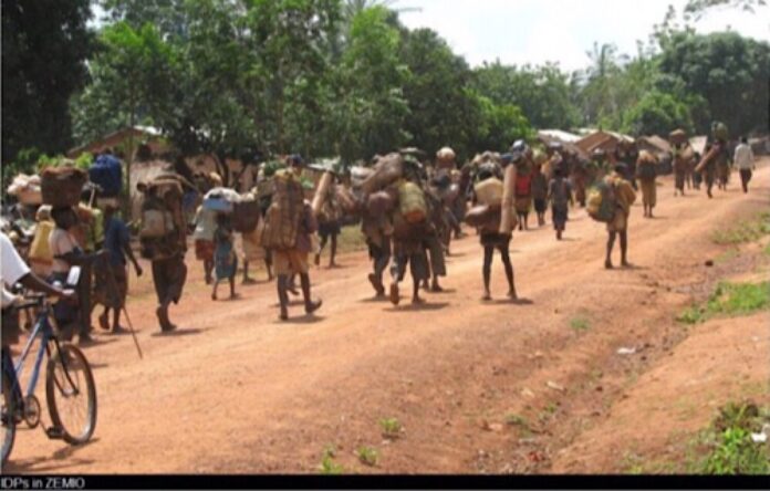 Des populations en fuite lors d'une attaque des rebelles de leur villages. deplacement-de-la-population-en-fuite-des-attaques-des-groupes-armes RCA : la ville de Mobaye, chef-lieu de la Basse-Kotto, a été reprise par les forces alliées ce mardi soir