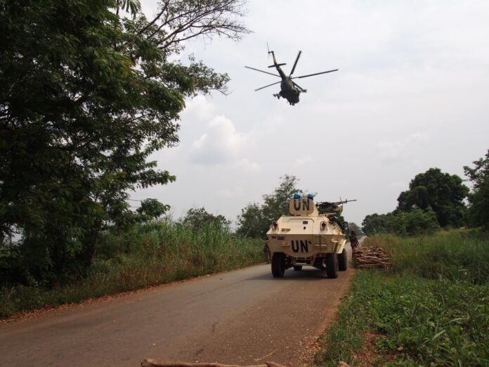 Un hélicoptère des forces russes et un véhicule de la mission onusienne escortent le Premier ministre sur le front de Boali, le 10 janvier 2021. © RFI - Charlotte Cosset helicoptere-russes-et-un-vehicule-de-la-minusca Centrafrique : L’ONU condamne fermement les violations des mercenaires russes