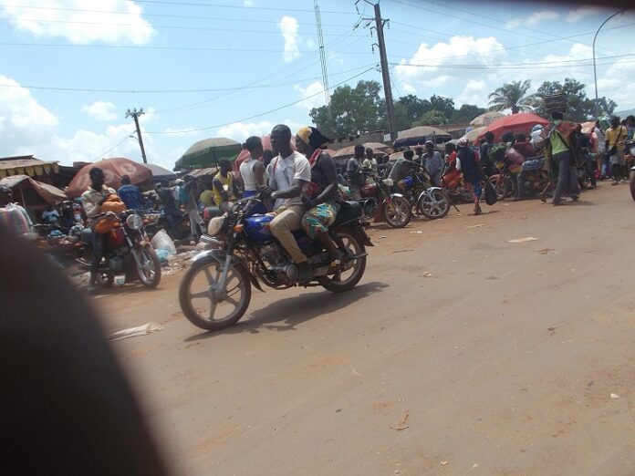 stationnement des taxi moto devant le marché combattant sur avenue des martyrs proche de l'aéroport le 15 mai 2020 par trégu stationnement-des-taxi-moto-devant-le-marche-combattant-sur-avenue-des-martyrs-proche-de-laeroport-le-15-mai-2020-par-tregu RCA : un braquage de domicile qui a mal tourné a coûté la vie à un homme à Bangui