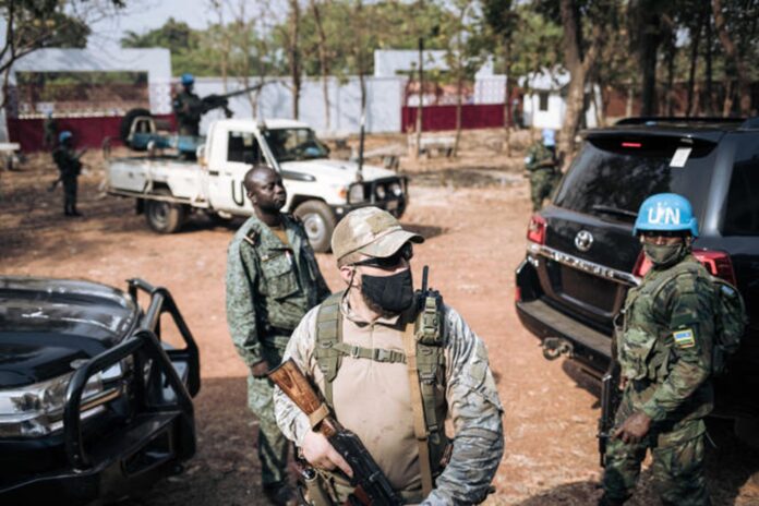 Un soldat de la Minusca, un paramilitaire russe et un membre de la garde présidentielle montent la garde pendant que Faustin-Archange Touadera vote à Bangui, en République centrafricaine, lors des élections présidentielle et législatives, le 27 décembre 2020. ALEXIS HUGUET / AFP touadera-vote-bangui-lycee L’emprise russe en République centrafricaine inquiète Paris