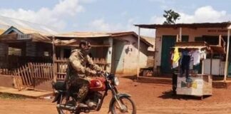 un blanc sur une moto au ccentre ville de Bangui