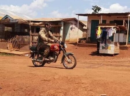 un blanc sur une moto au ccentre ville de Bangui