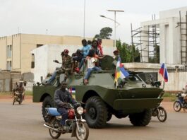 Un véhicule russe est aperçu dans les rues de Bangui, en Centrafrique, le 15 octobre 2020. PHOTO / CAMILLE LAFFONT / AFP  