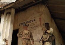 Deux mercenaires russes de Wagner occupant l'État major des rebelles en Centrafrique