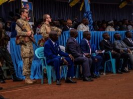 Des mercenaires russes assurent la protection rapprochée de hauts responsables gouvernementaux lors des célébrations de la Fête des travailleurs à Bangui, en République centrafricaine, le 1er mai 2019.