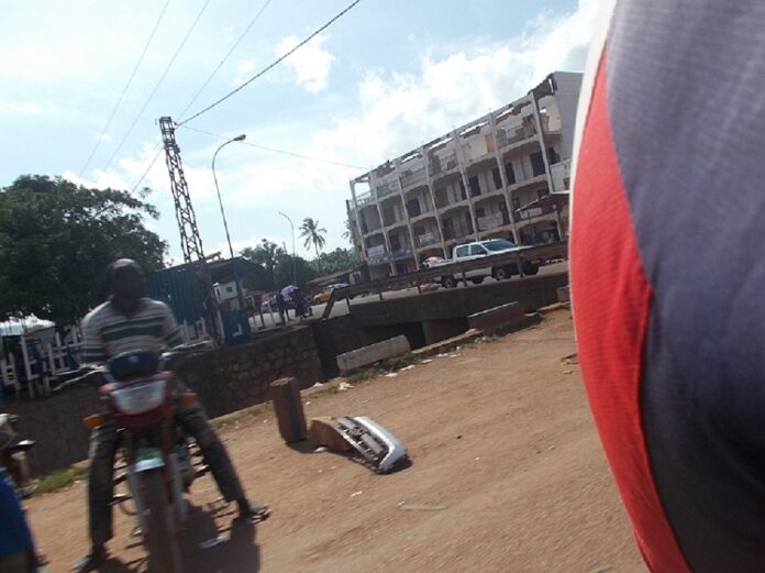 Pont du canal de Goubagara au quartier Miskine dans le cinquième arrondissement de Bangui. Photo CNC / Fortuné Bobérang pont-miskine-le-15-mai-2020-par-tregu- Bangui, une pluie diluvienne a fait un mort dans le cinquième arrondissement