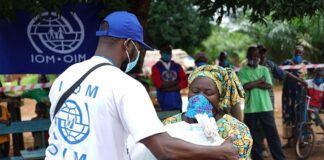 Distribution de kits non alimentaires aux sinistrés de Bossongo Café sur l’axe Bangui-Mbaïki, 25 août 2021. Crédit: Service Communication OIM Centrafrique.