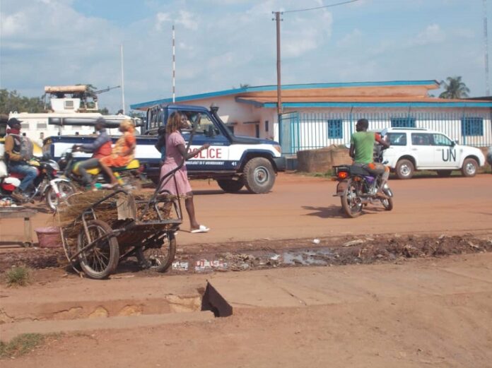 Commissariat du cinquième arrondissement de Bangui commissariat-du-5e-de-bangui-avec-un-vehicule-de-police-a-lexterieur-et-des-passants-avec-de-pousse-pousse-le-18-juillet-2019-par-micka Bangui, deux personnes lâchement assassinées au quartier Ngbénguéwé, dans le cinquième arrondissement